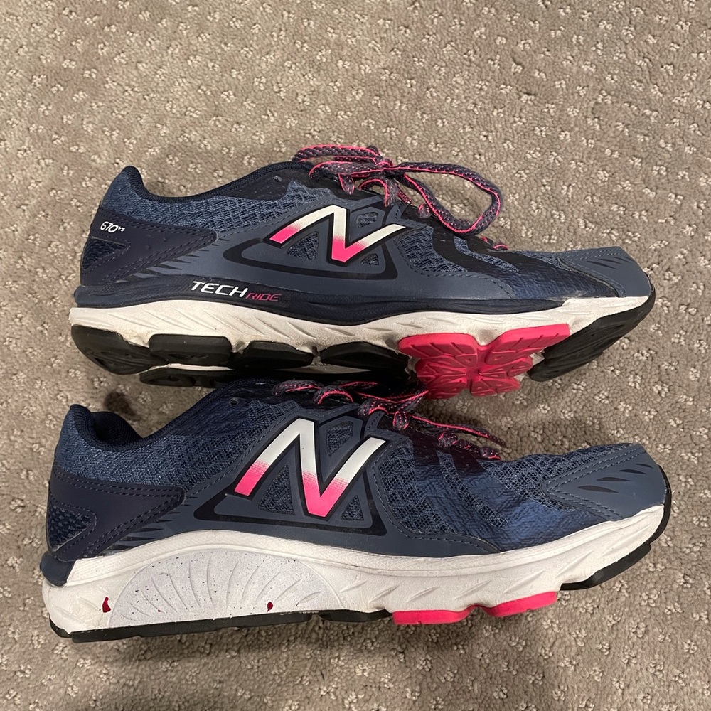 New Balance Woman’s 670 v5 Dark Blue running sneakers Size: 7.5